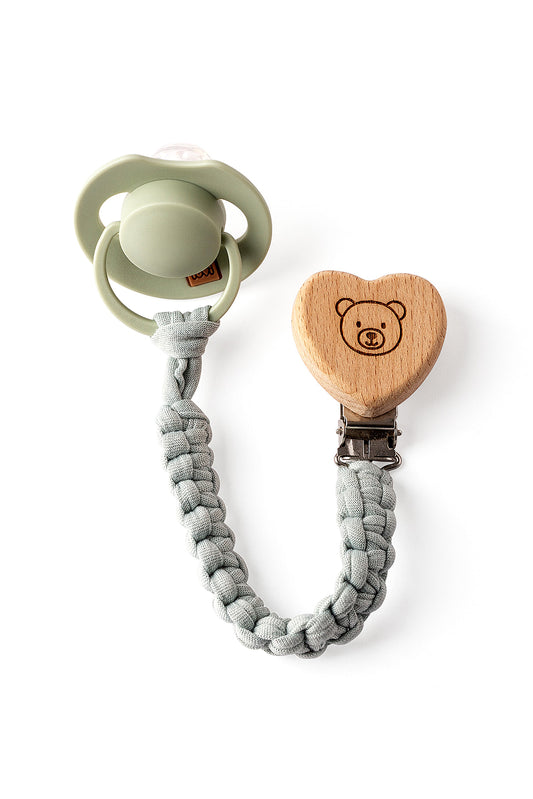 מחזיק מוצץ עץ בצורת לב – עם חריטה אישית