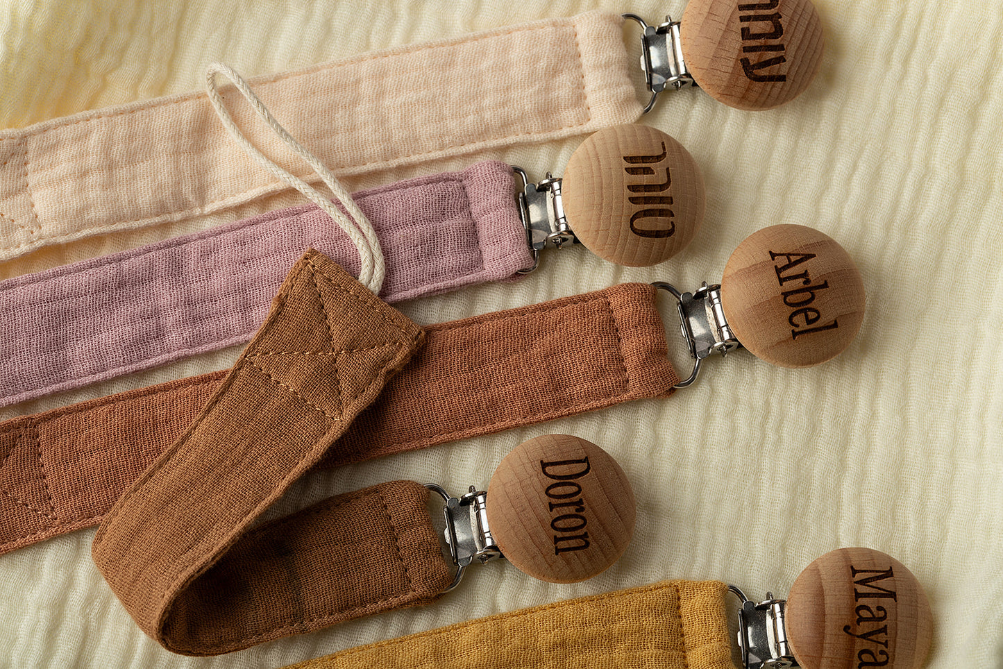 מחזיק מוצץ עץ עגול - עם חריטה אישית