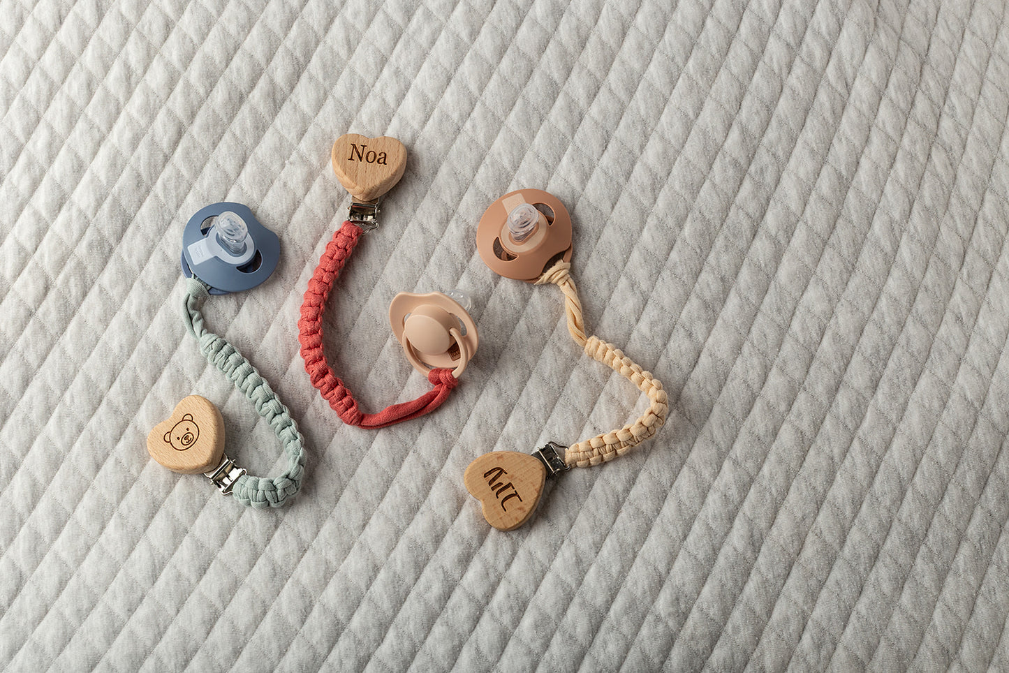 מחזיק מוצץ עץ בצורת לב – עם חריטה אישית